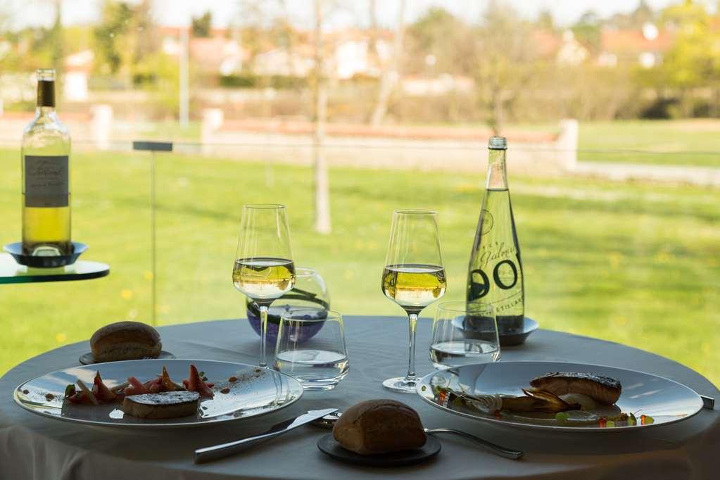 Domaine La Charpiniere, The Originals Collection Hotel Saint-Galmier Restaurant photo